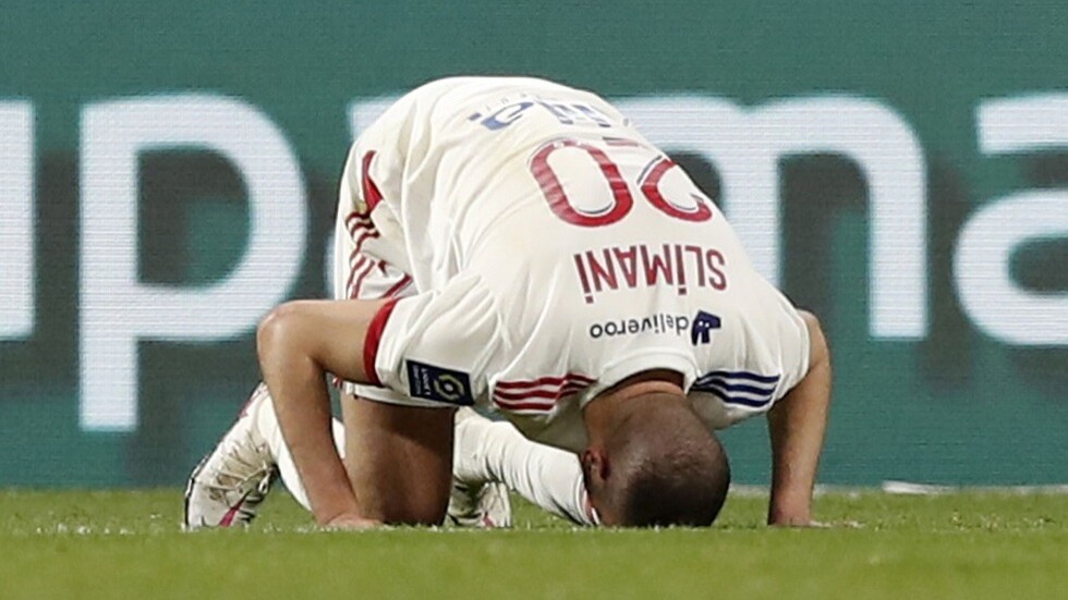 التركي يلماز يرد الصاع صاعين للجزائري سليماني (فيديو)