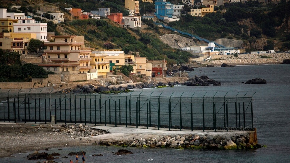 إسبانيا.. وصول نحو 100 مهاجر إلى جيب سبتة سباحة ومنع 60 آخرين من العبور باتجاه مليلية (فيديو)