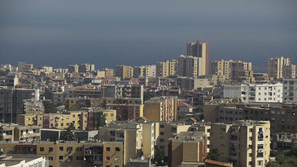 بعد حوادث سقوط قاتلة.. قاطنو سكنات 