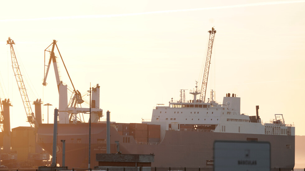 أنباء عن تعرض سفينة لهجوم بالبحر الأحمر قبالة ساحل ميناء ينبع في السعودية