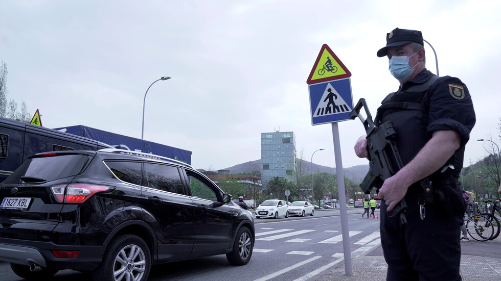 إسبانيا.. شاب يحمل فأسا ويواجه الشرطة  في منطقة جسر العرب (فيديو)