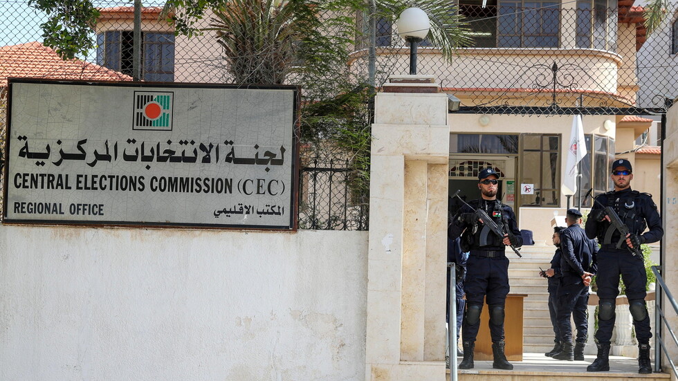 رسالة إلى عباس واحتجاجات في غزة.. الفلسطينيون يرفضون تأجيل الانتخابات