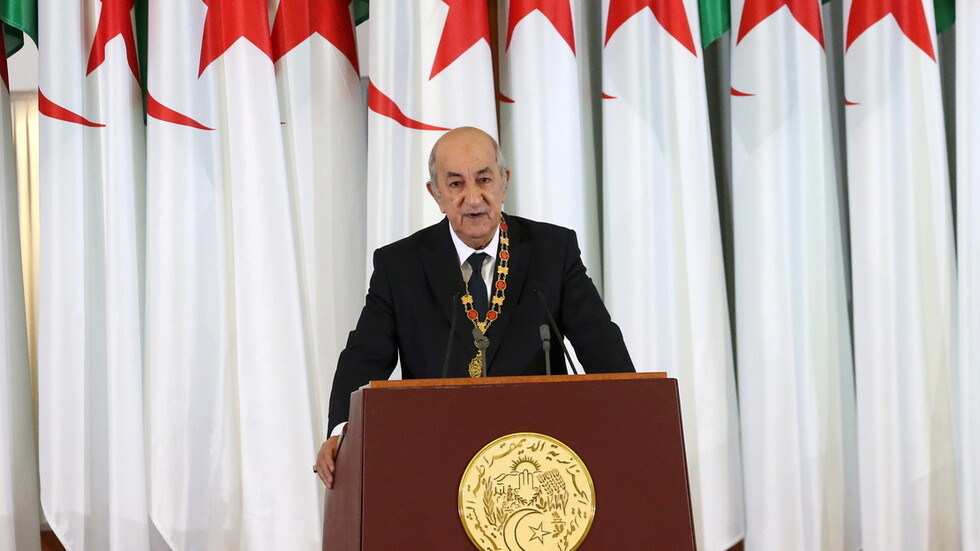 الرئيس الجزائري يقيل وزير البريد