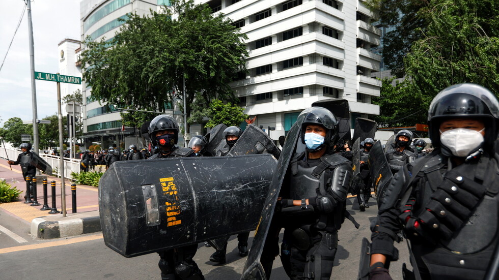 إندونيسيا.. اعتقال محامي رجل دين بتهمة الدعوة لهجمات إرهابية