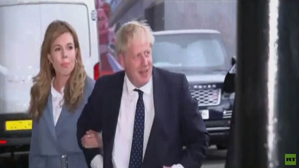 جونسون.. مساءلة بتهمة تبديد المال العام