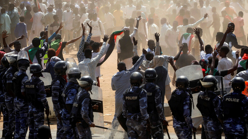 السودان.. مقتل امرأة وإصابة 8 أشخاص خلال فض اعتصام جنوب دارفور