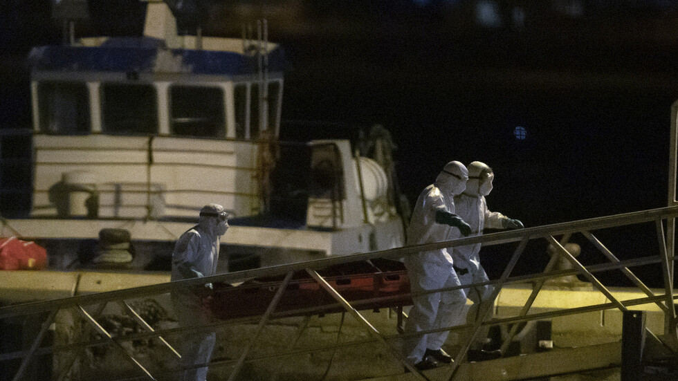 إسبانيا تنتشل 24 جثة من قارب مهاجرين قبالة جزر الكناري