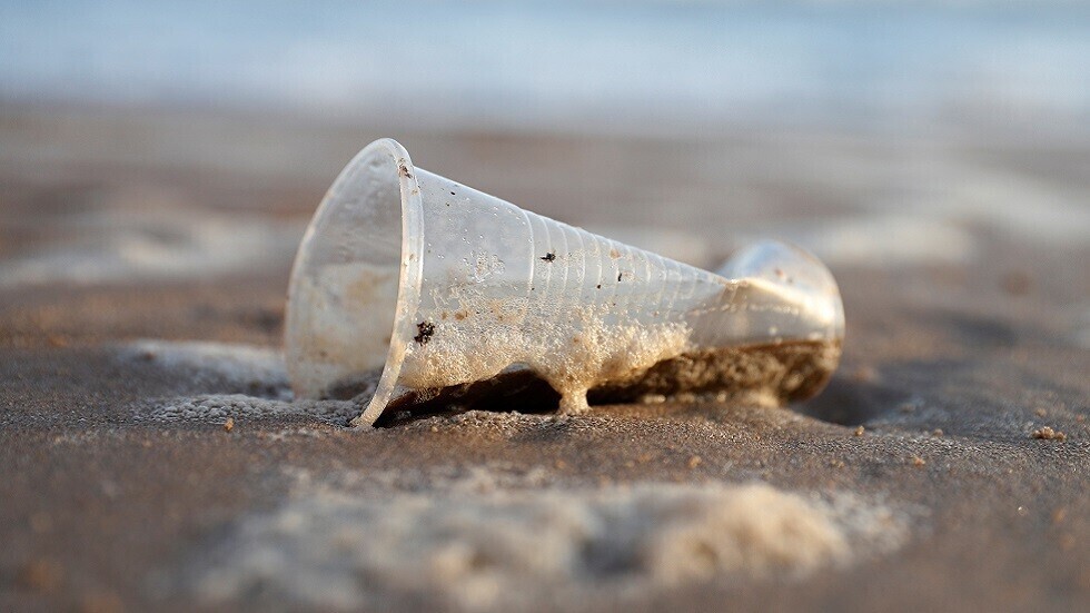 العلماء يعثرون على طريقة لإزالة اللدائن الدقيقة الملوثة بالبكتيريا