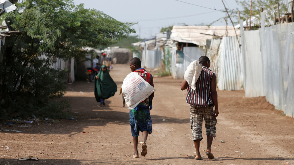 كينيا تعتزم إغلاق مخيمين للاجئين يأويان أكثر من 430 ألف شخص