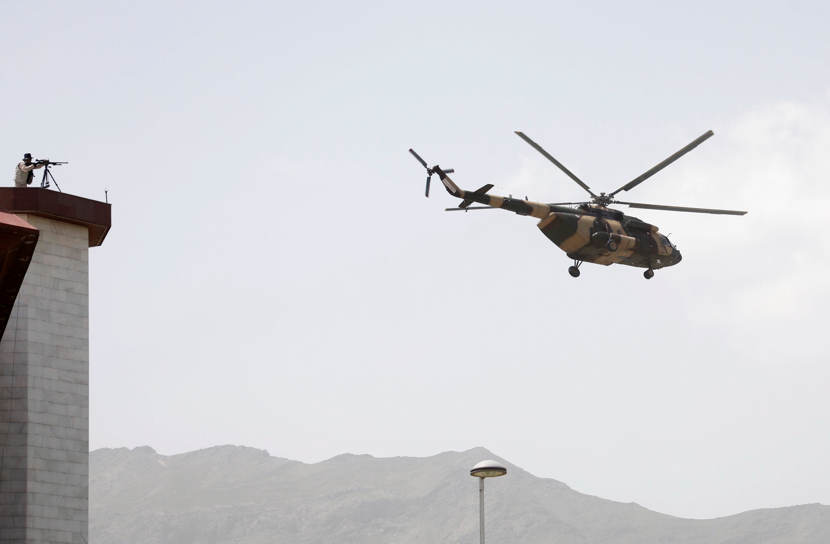 مقتل 3 أشخاص جراء تحطم مروحية عسكرية في جنوب أفغانستان
