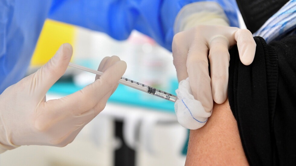 ما الذي يسبب الآثار الجانبية للقاحات 