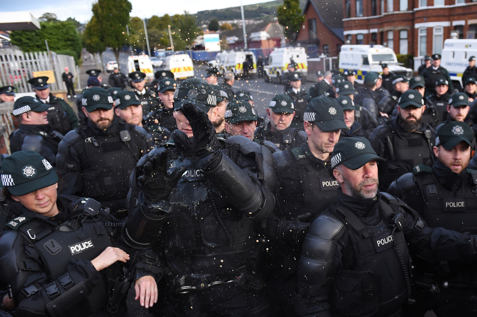 بريطانيا.. إصابة 15 شرطيا جراء أعمال شغب في بلفاست