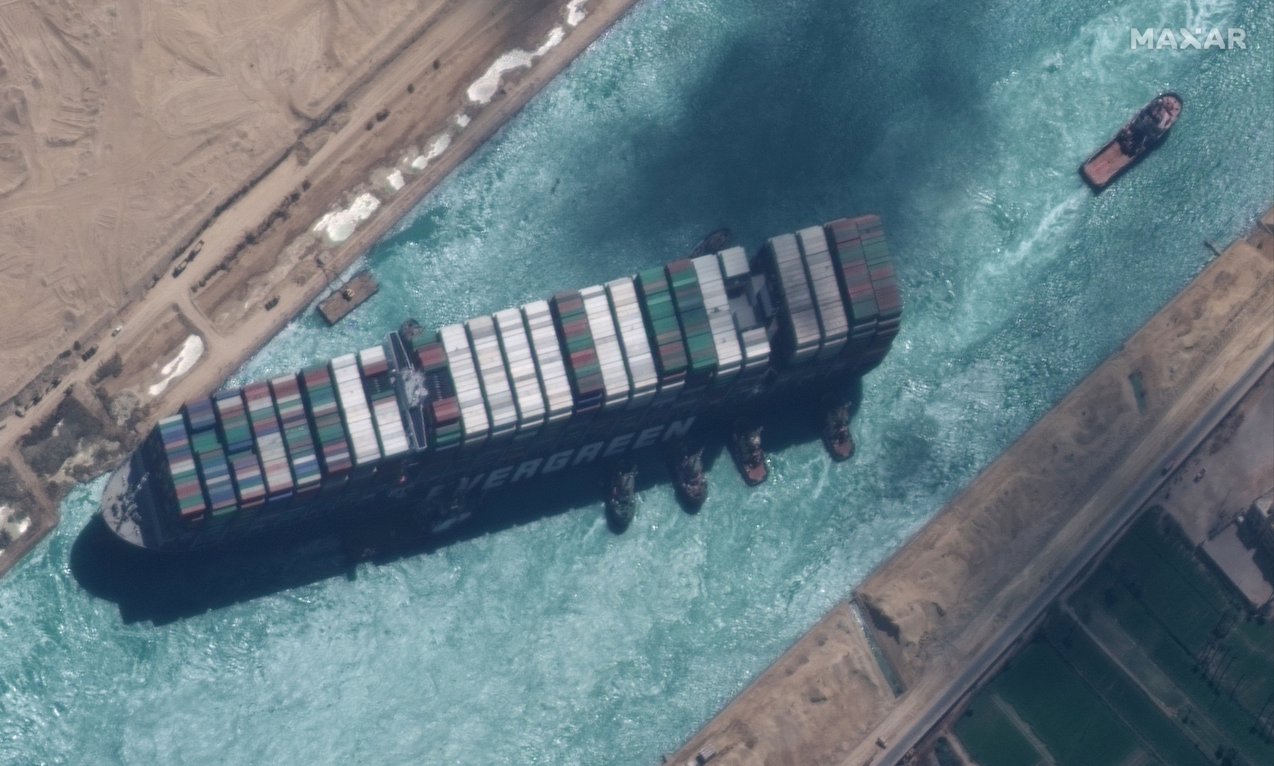 رئيس قناة السويس: عبور كافة السفن المنتظرة بالمجرى الملاحي منذ حادث جنوح السفينة البنمية
