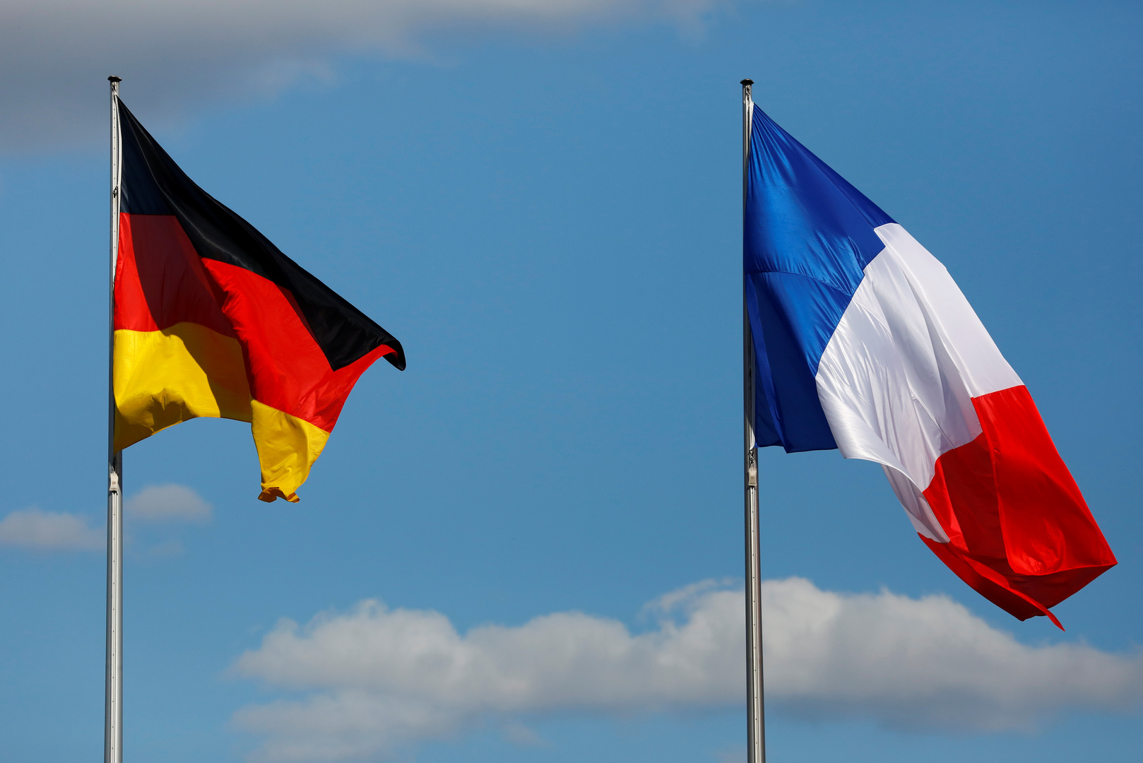 فرنسا وألمانيا تدعوان لضبط النفس في شرق أوكرانيا وتؤكدان دعمهما لسيادتها