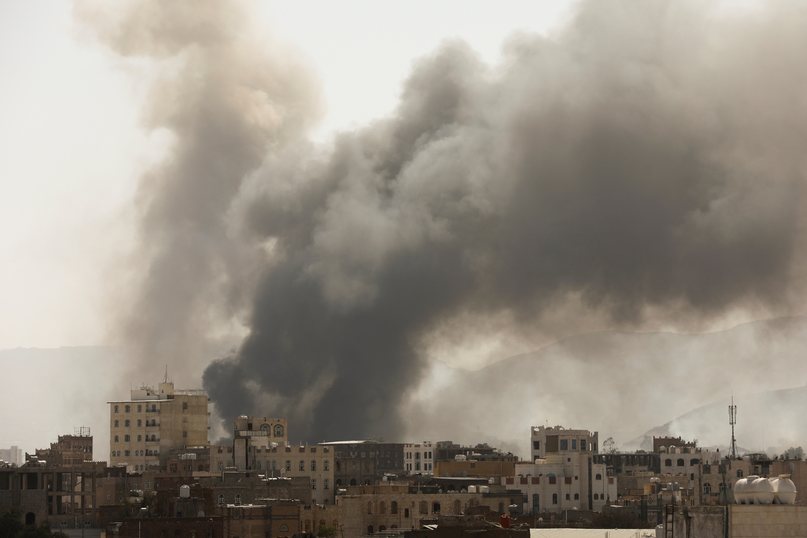 هجوم بقذائف الهاون استهدف مقر التحالف العربي في محافظة شبوة شرق اليمن