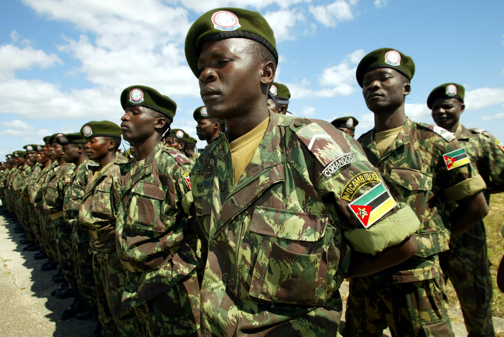 جيش موزامبيق يعلن عودة الأمن إلى بلدة بالما الغنية بالغاز بعد سيطرة 
