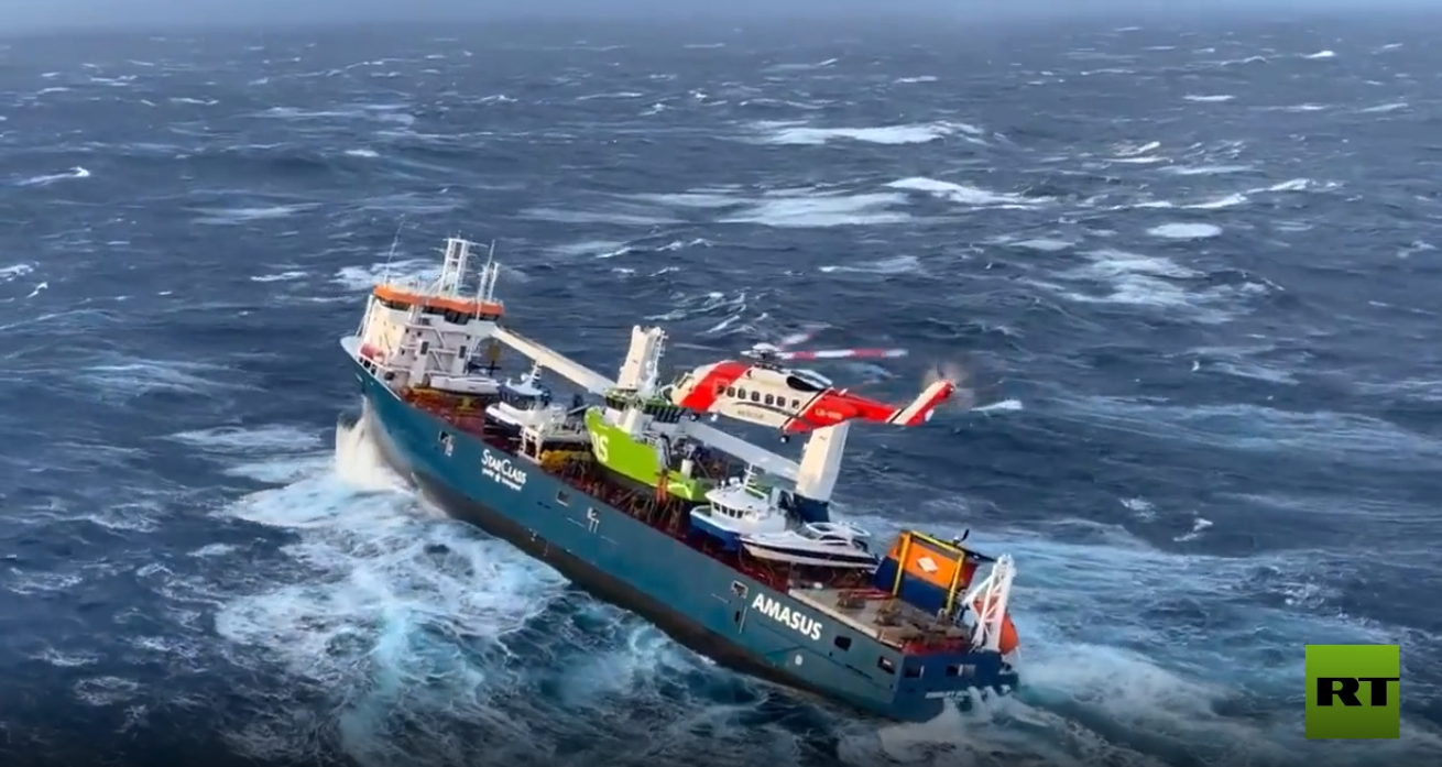 إجلاء طاقم سفينة شحن هولندية تتقاذفها الأمواج بشكل مرعب (فيديو)