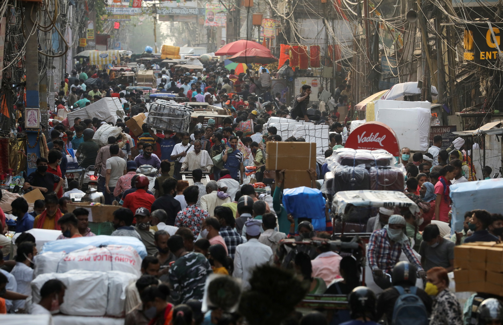 فرض حظر تجول في عدد من المدن الهندية بعد تسجيل ارتفاع قياسي بإصابات كورونا