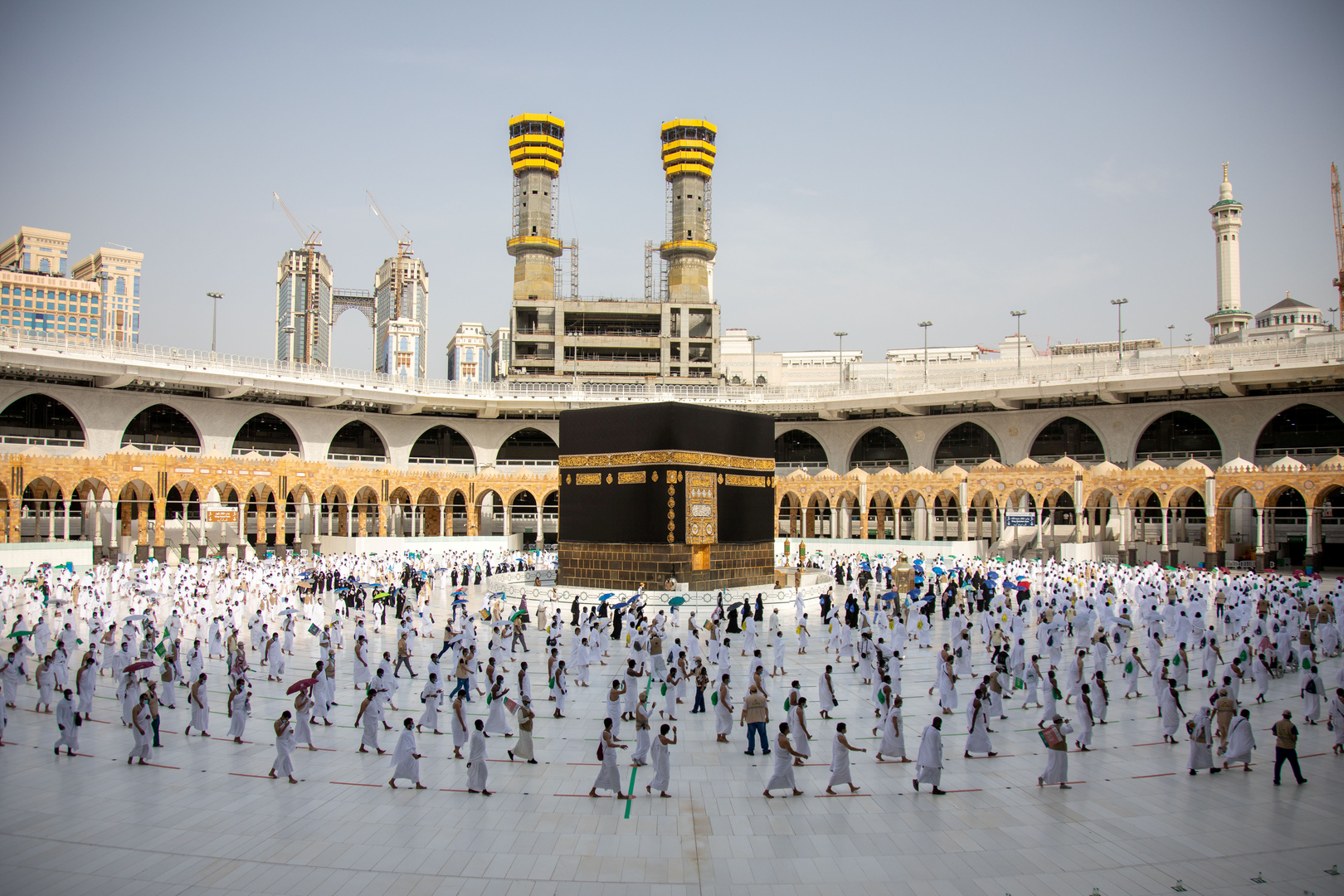 السعودية تقرر رفع الطاقة الاستيعابية للمسجد الحرام وتحدد كيفية أخذ تصاريح العمرة والصلاة فيه