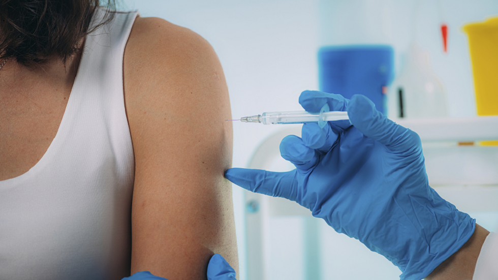 باحثون يسلّطون الضوء على سبب إمكانية توقع آثار جانبية أكثر حدة للقاح إذا كنت شابا أو امرأة!