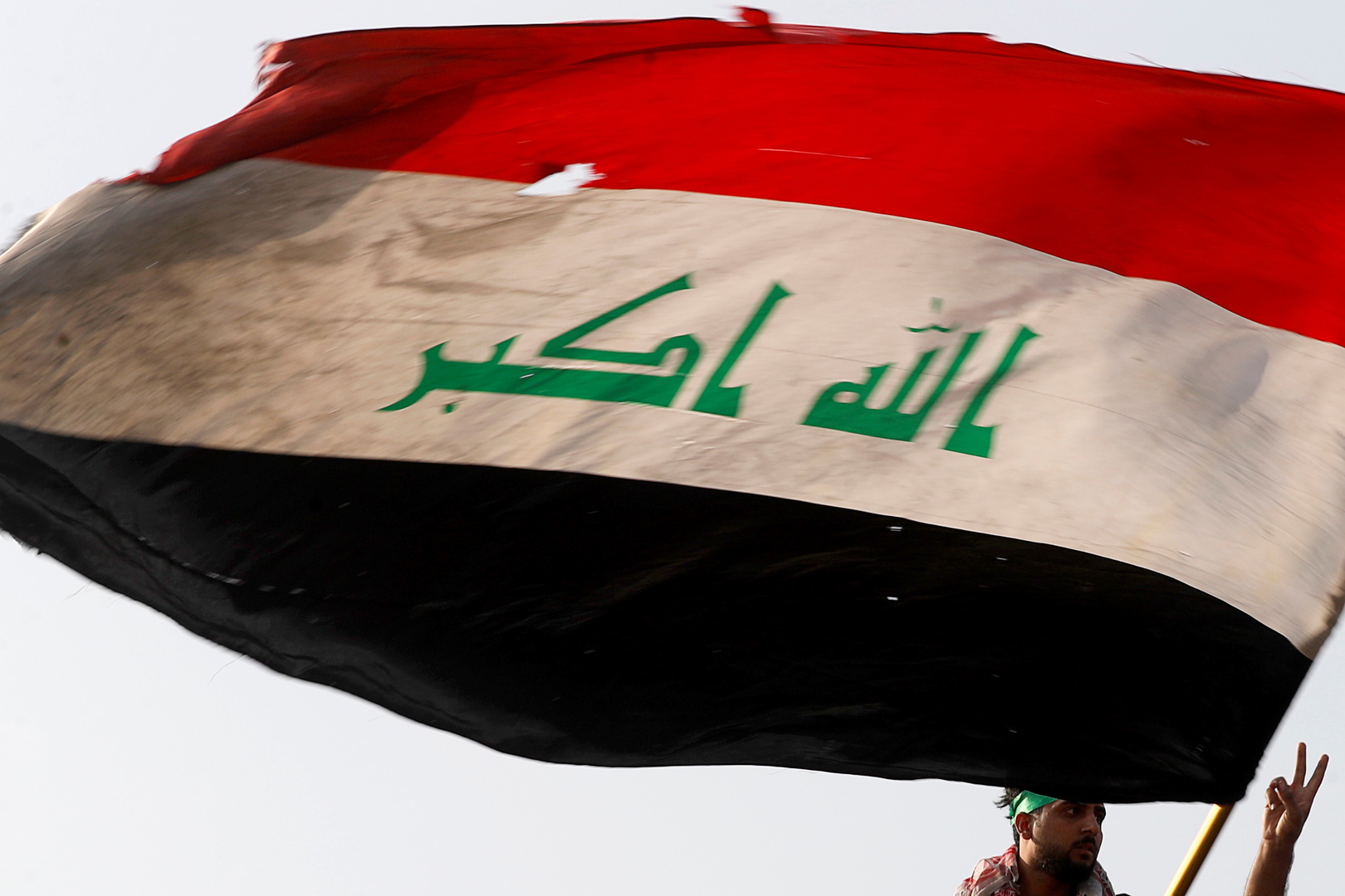 اشتباك بين أمن الحشد الشعبي وفصيل مسلح في دائرة حكومية بشمال العراق (فيديو)