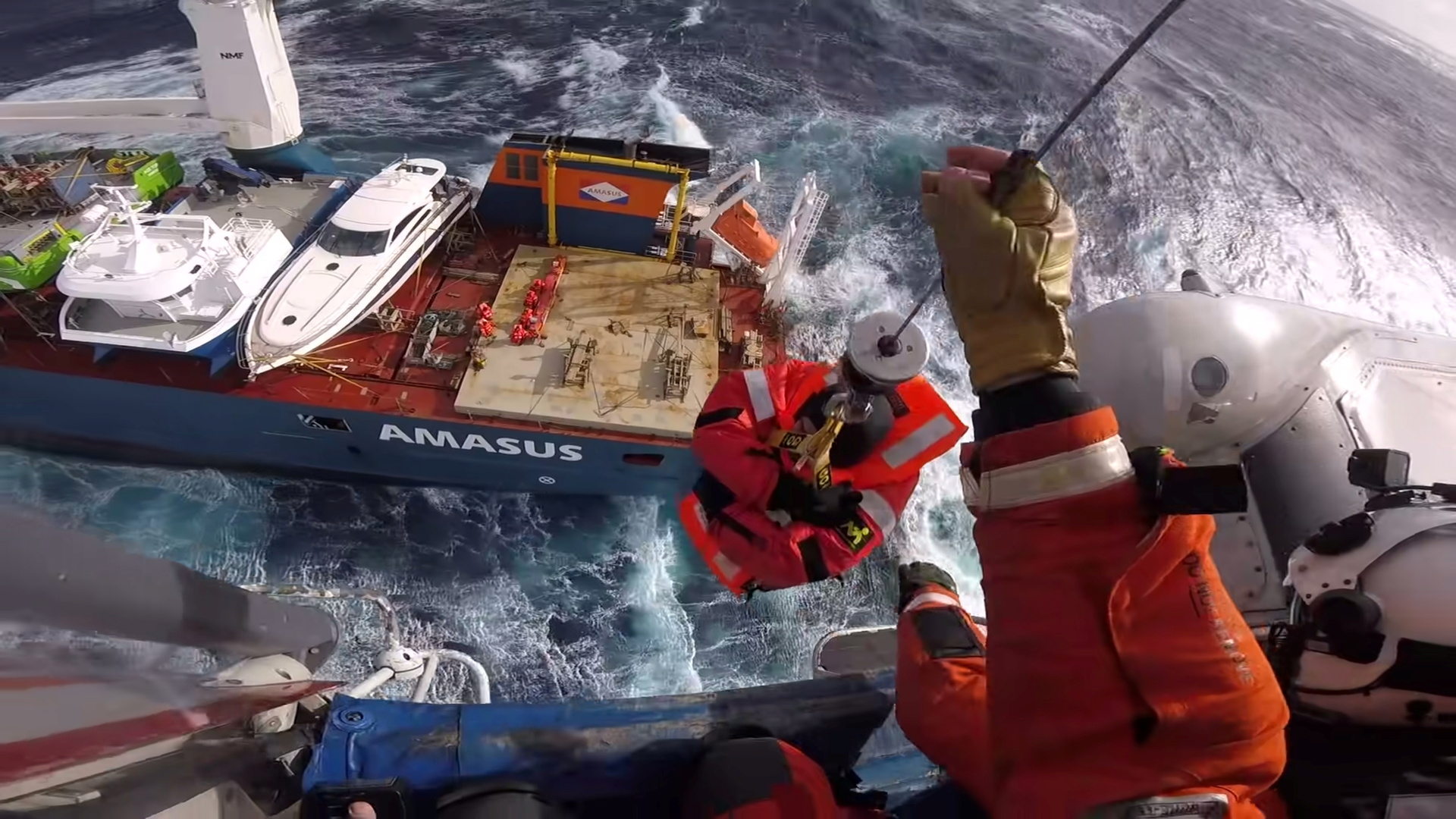 تأمين سفينة شحن هولندية بعد محاولة إنقاذ في المياه الهائجة (صور+فيديو)