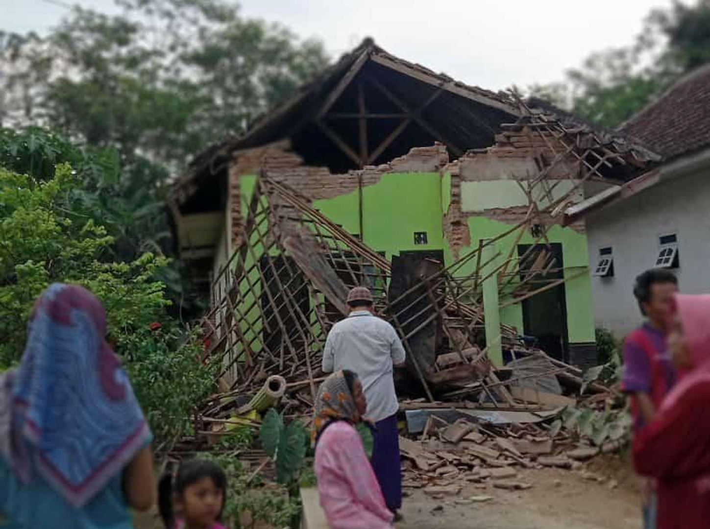 الرئيس الإندونيسي يأمر بتسريع عمليات الإنقاذ عقب الزلزال المدمر