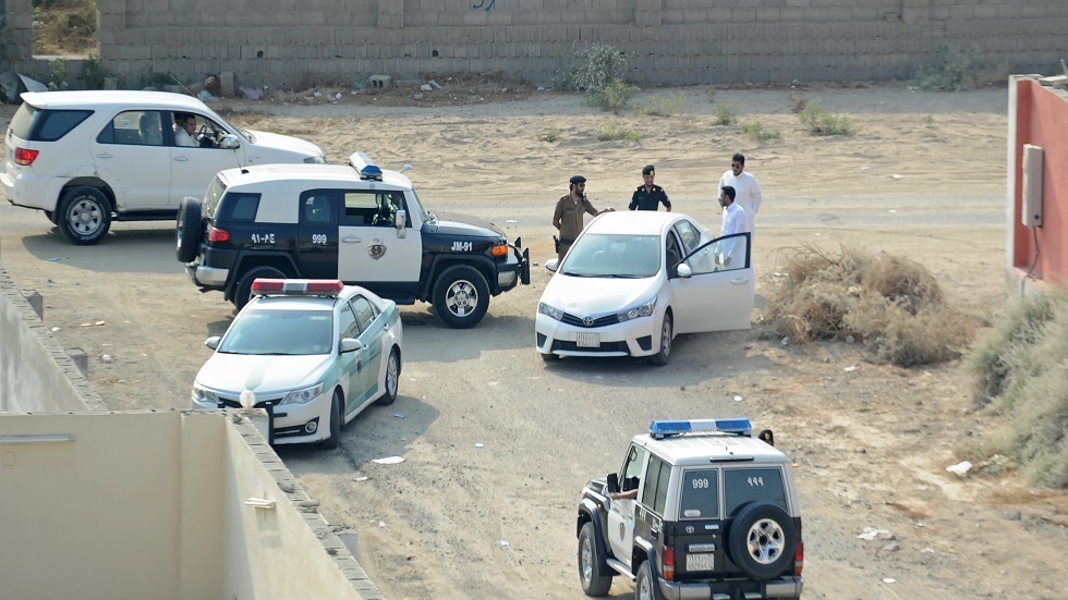 السعودية.. القبض على 7 مقيمين عرب ارتكبوا جرائم سرقة سيارات