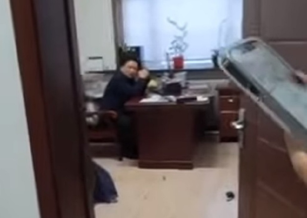 حقق مشاهدات عالية.. موظفة تضرب رئيسها في العمل بالمكنسة بعد تحرشه بها (فيديو)