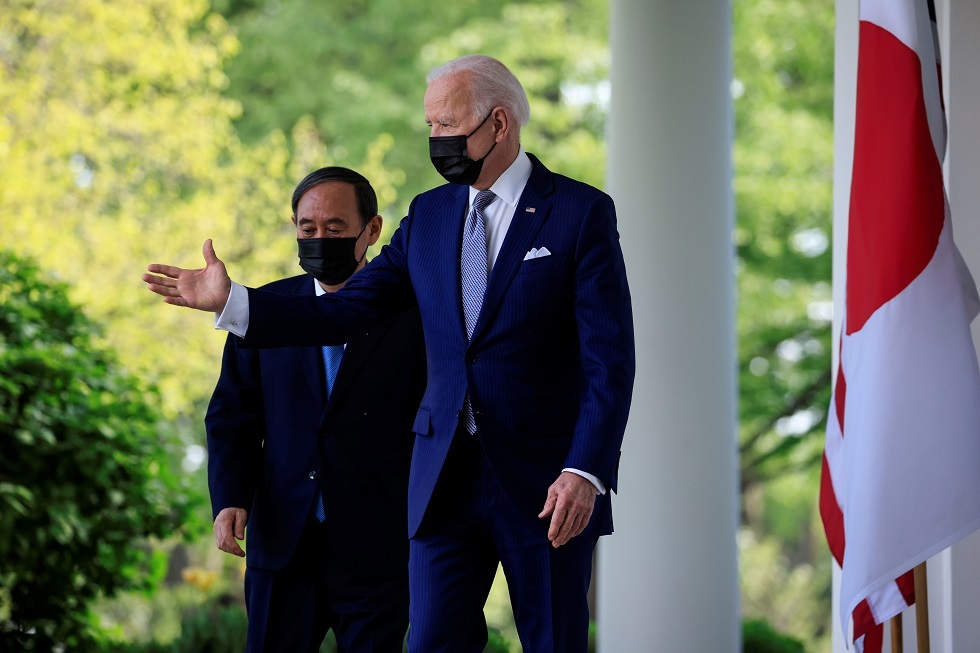 بايدن يعلن التزامه مع رئيس وزراء اليابان بالتنسيق بشأن ملفات الصين وكوريا الشمالية