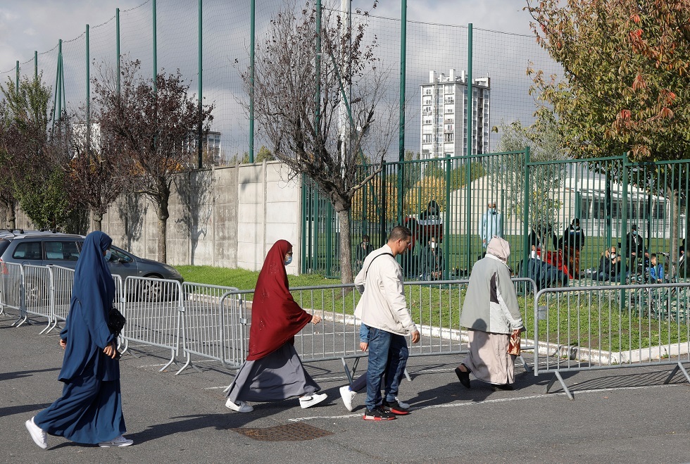 فرنسا.. احتجاج العشرات ضد مشروع بناء مدرسة إسلامية (صور)