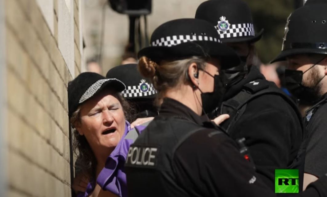 الشرطة البريطانية تطارد متظاهرة عارية الصدر خلال مراسم تشييع الأمير فيليب