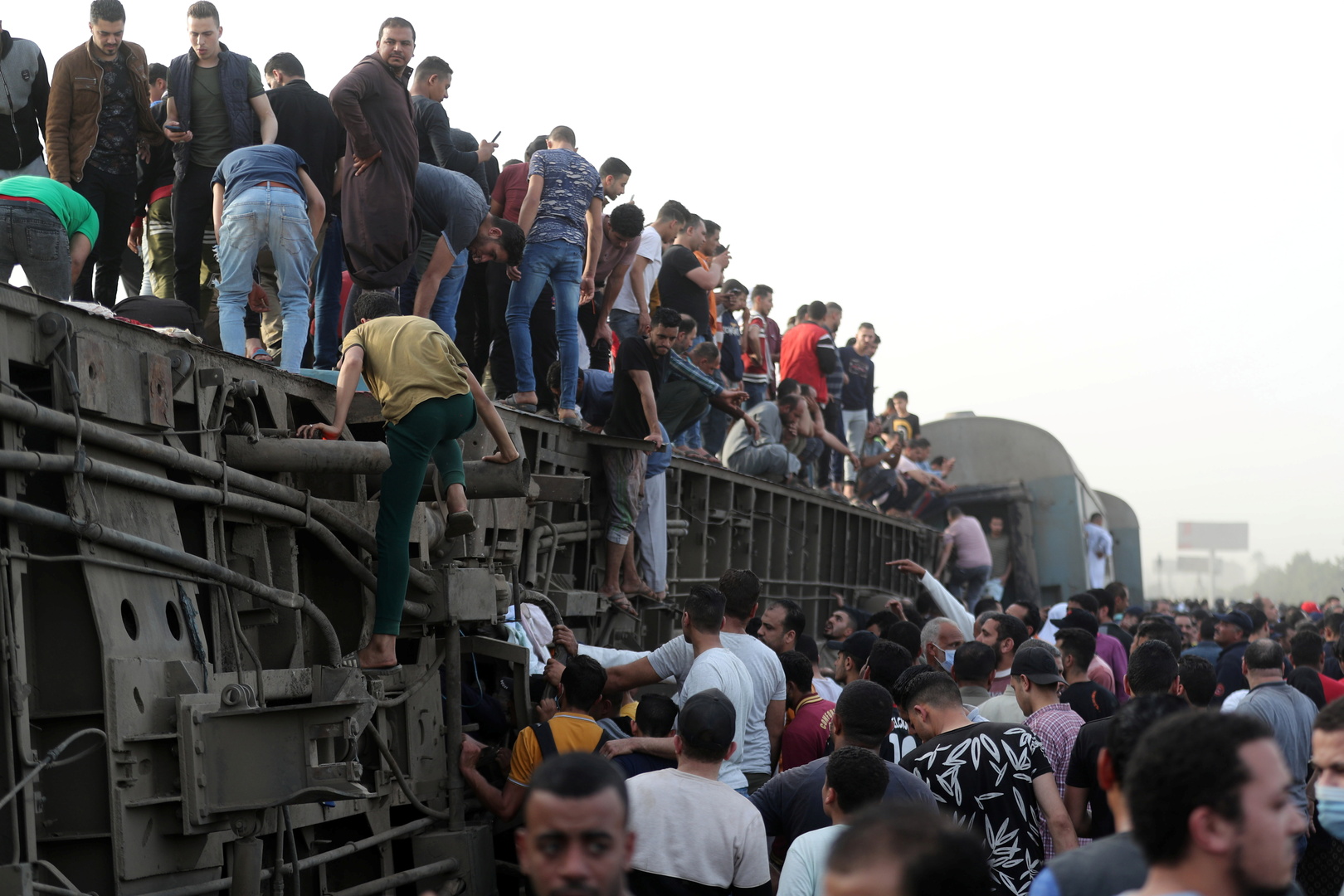 السيسي يكلف بتشكيل لجنة للوقوف على أسباب حادث قطار القاهرة-المنصورة