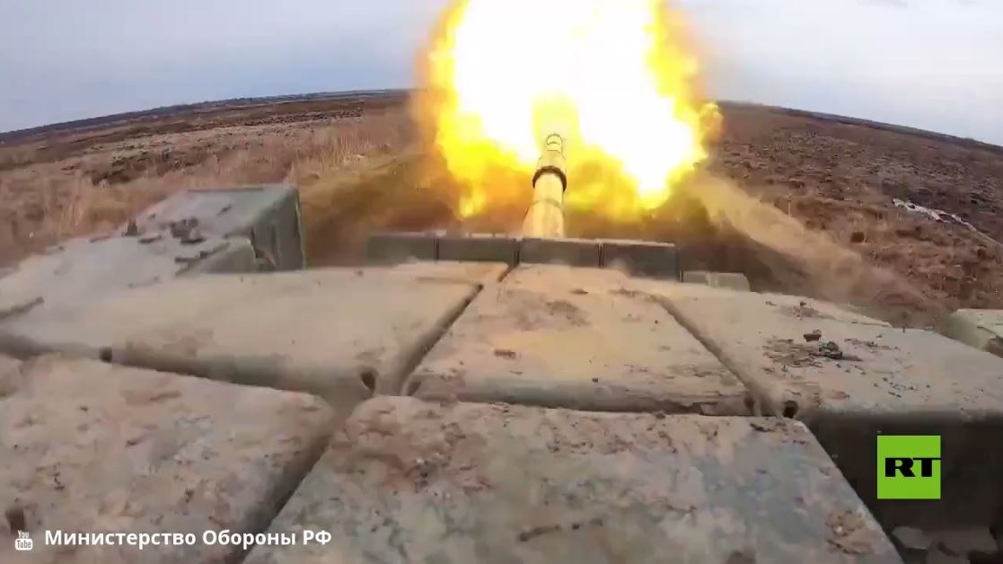 بالفيديو.. الطلاب العسكريون في خاباروفسك ينفذون رماياتهم الأولى من دبابات تي-72