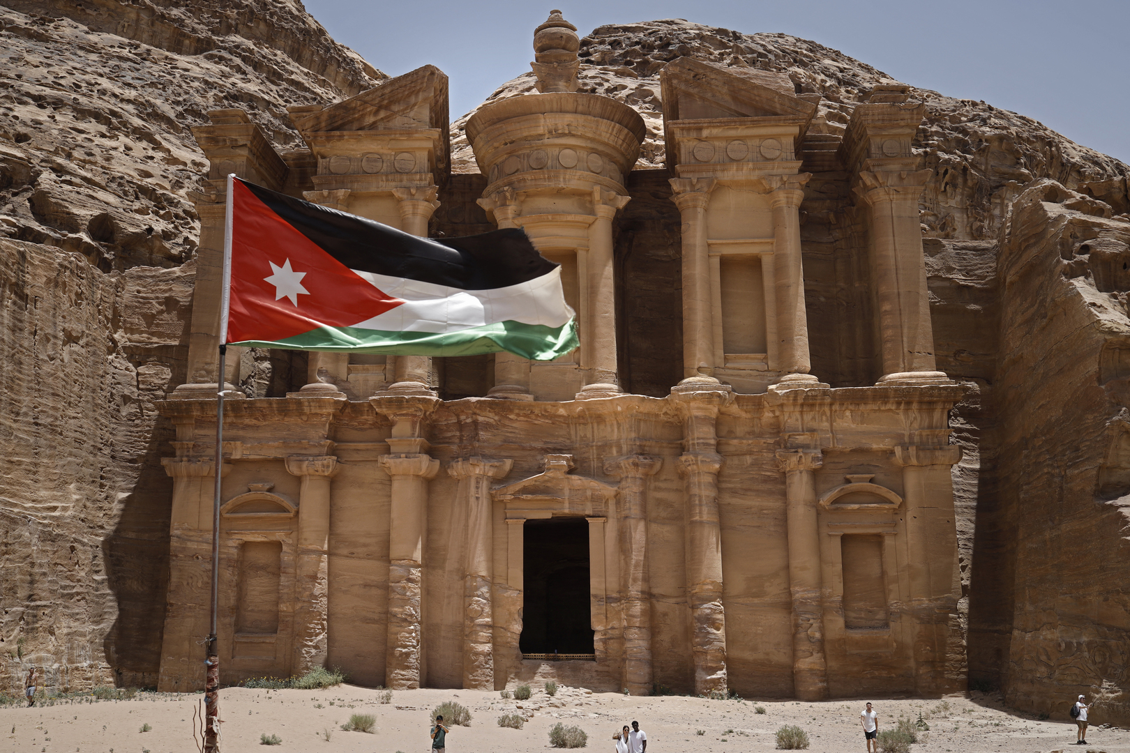مصدر أردني ينفي صحة مزاعم تلقي المملكة مساعدات طبية من إسرائيل