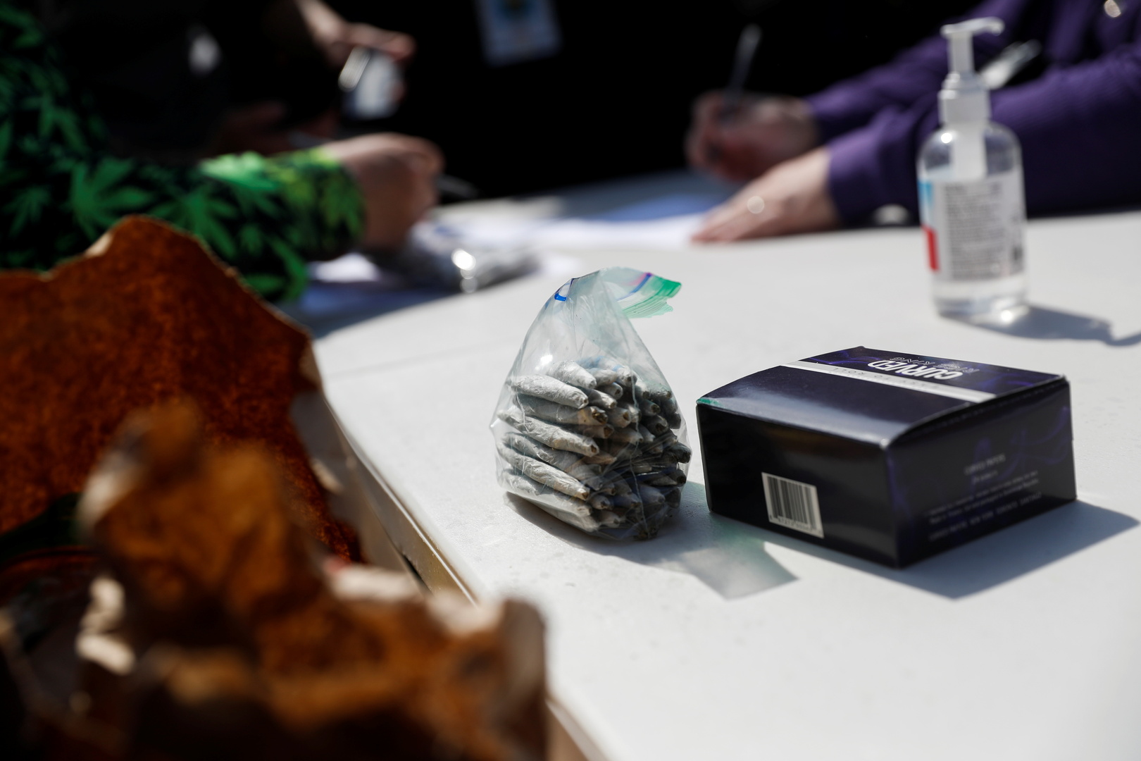 نشطاء يوزعون الماريجوانا في وسط نيويورك على من تلقوا لقاح كورونا