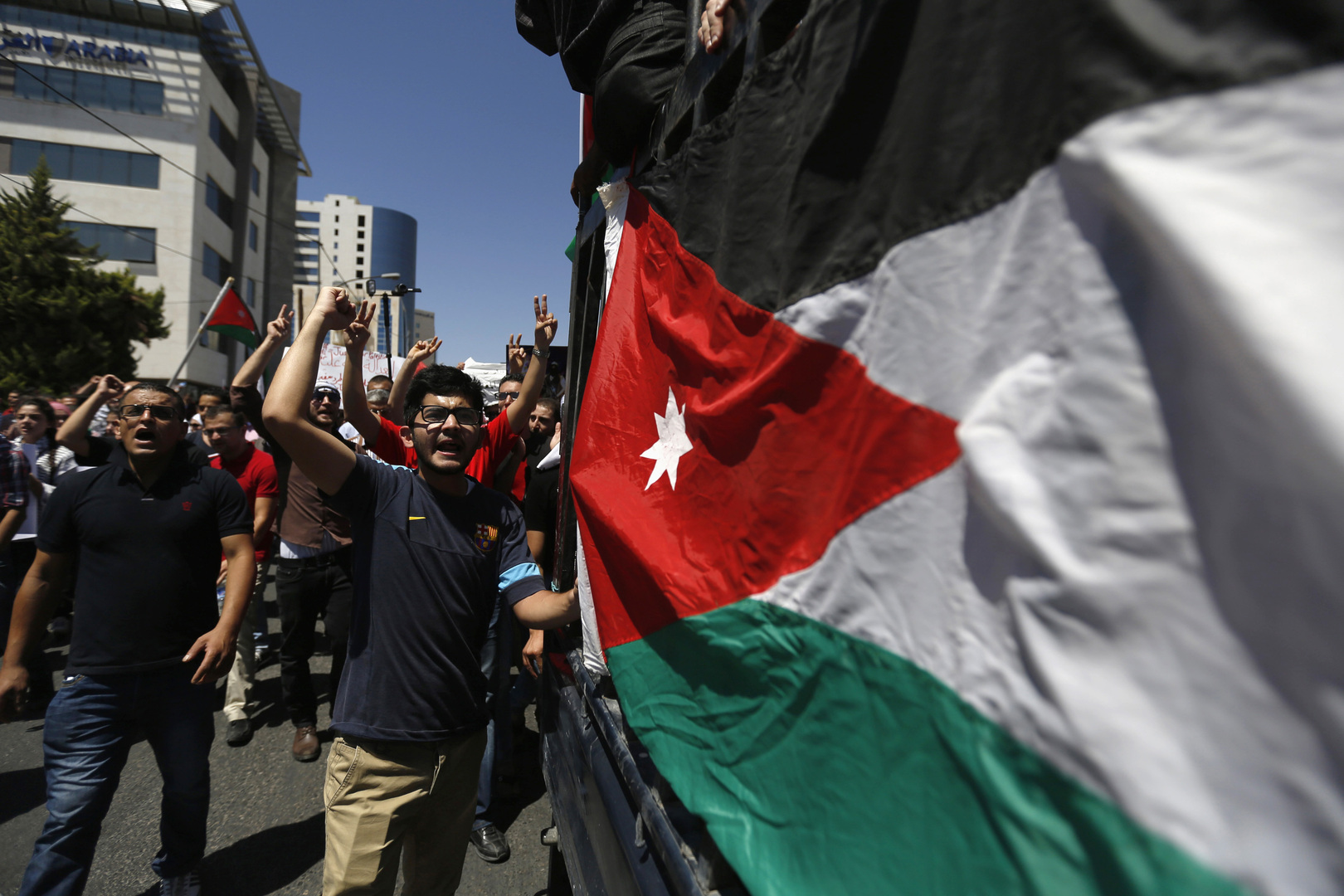الأردن يسلم فلسطين عقود 