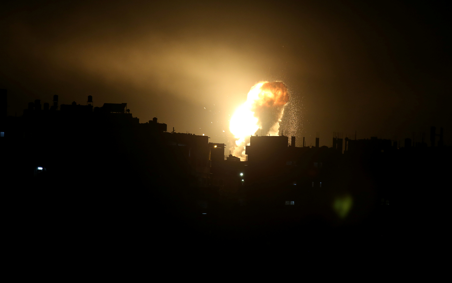 انفجار قوي يهز موقعا لاختبار الصواريخ وسط إسرائيل