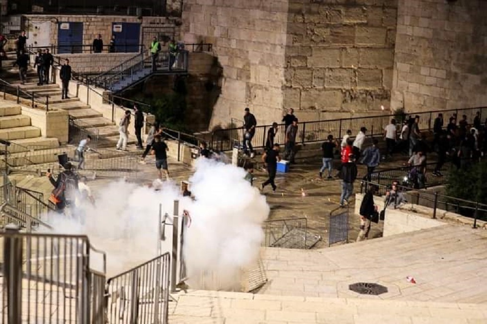 الشرطة الإسرائيلية تجبر المعتكفين على الخروج من المسجد الأقصى بالقوة