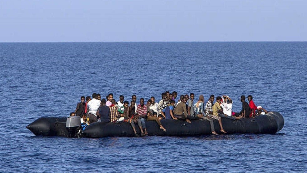 جثث تطفو فوق الماء.. غرق زورق على متنه أكثر من 100 مهاجر قبالة السواحل الليبية