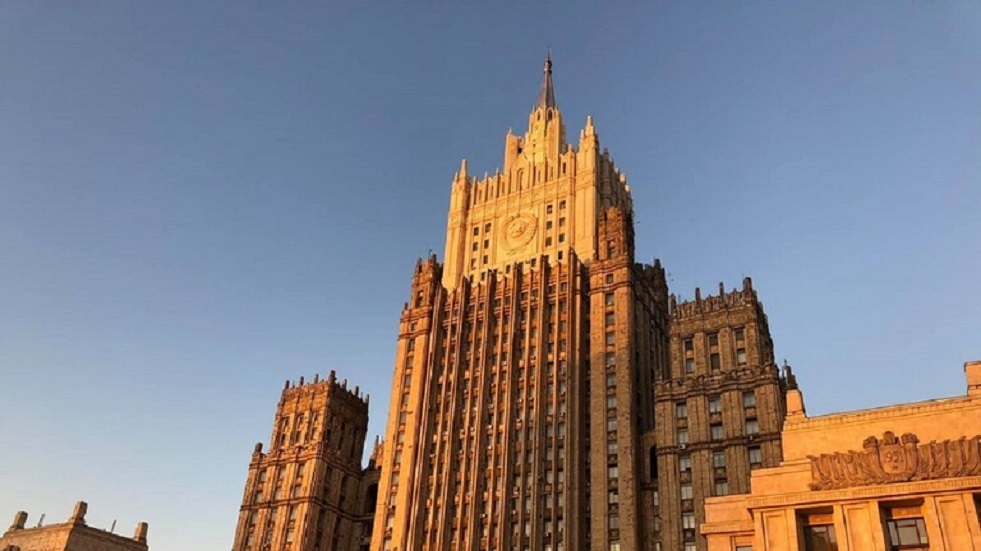 الخارجية الروسية تحدد عدد موظفي السفارتين الروسية والتشيكية
