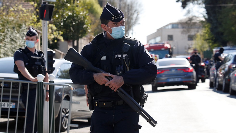 مقتل شرطية فرنسية بعملية طعن قرب باريس