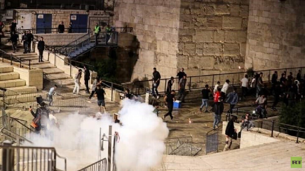 الشرطة الإسرائيلية تعتقل عشرات الفلسطينيين بعد اشتباكات في القدس