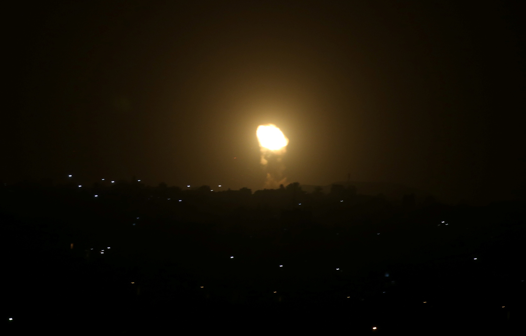 الجيش الإسرائيلي يؤكد قصف موقع داخل قطاع غزة ردا على إطلاق صواريخ