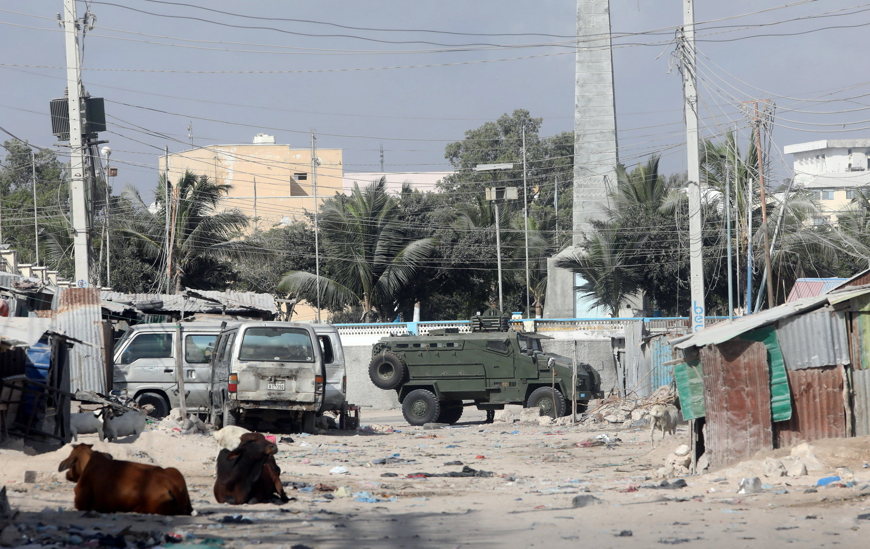 رئيس الصومال السابق يعلن عن تعرض مقره لهجوم من قبل عسكريين ويحمل خليفته المسؤولية