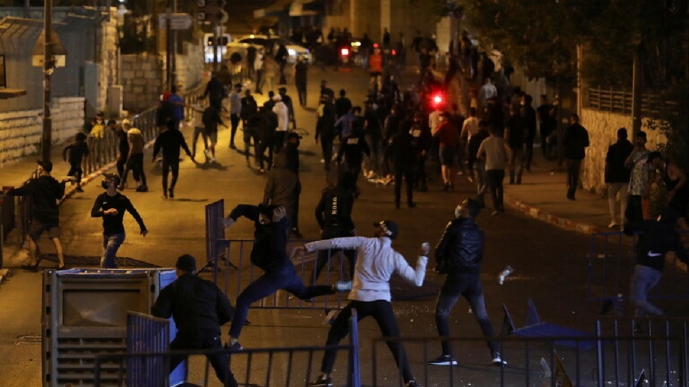الشرطة الإسرائيلية تزيل الحواجز من ساحة باب العامود بالقدس - فيديو