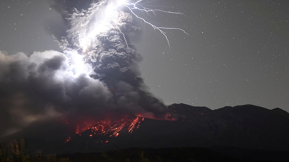 ثوران بركان ساكوراجيما الياباني والسلطات تحذر من حممه (فيديو)