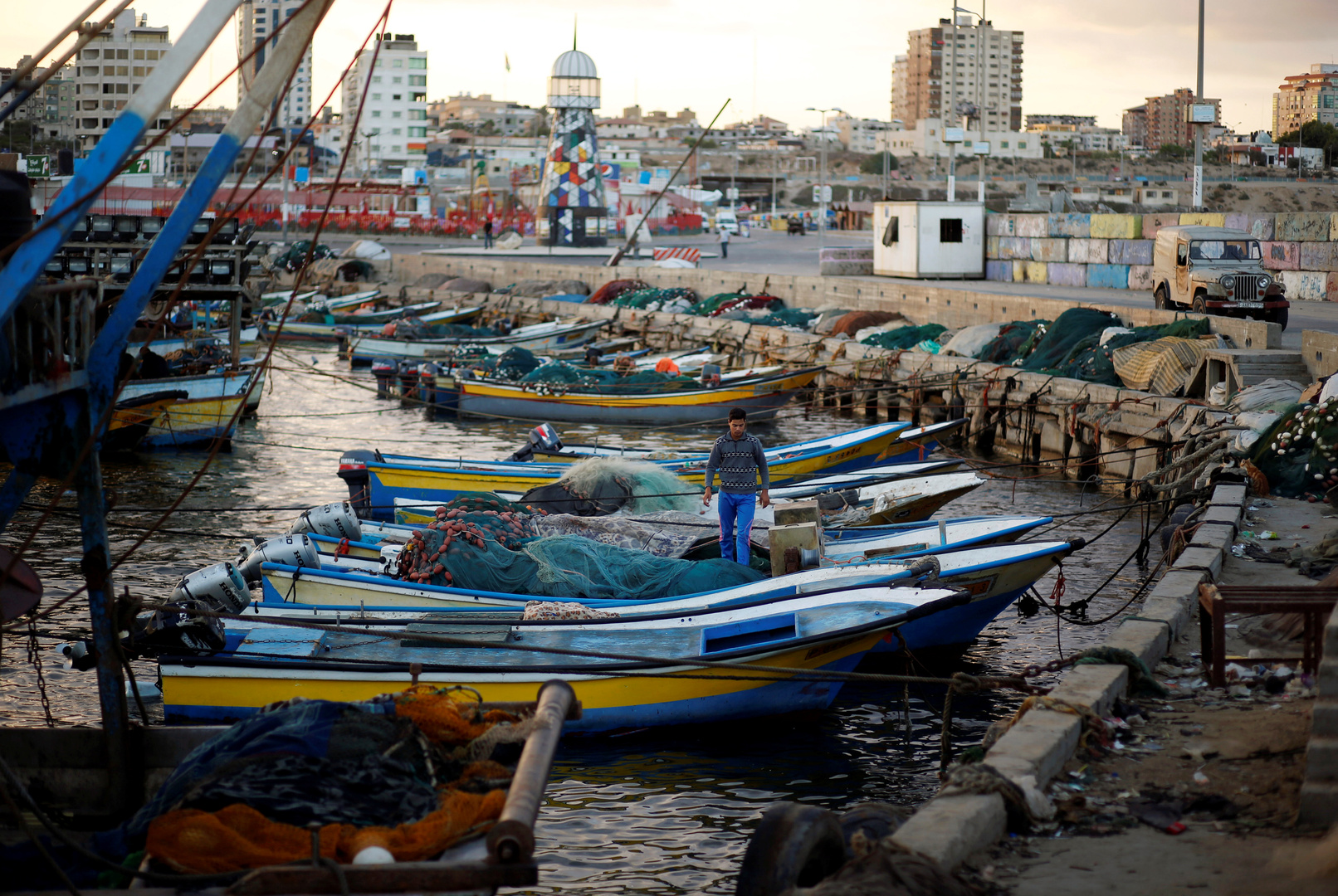 إسرائيل تقلص مساحة الصيد في بحر غزة إلى 9 أميال
