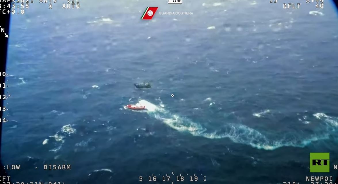 إنقاذ 100 شخص كانوا على متن قارب صيد مكتظ قبالة السواحل الإيطالية