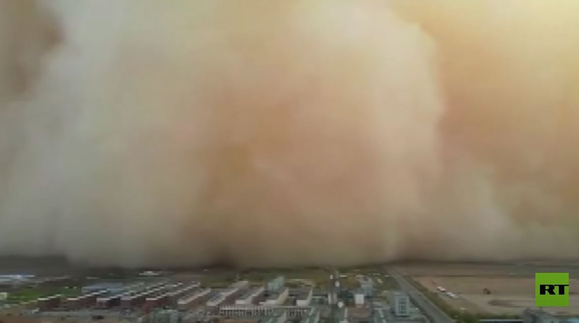 عواصف ترابية عاتية تغطي سماء الصين حتى ارتفاع 100 متر
